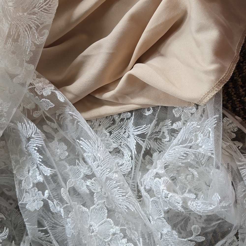 Elegant Lace Wedding Dress in Cream - Picture 6 of 9